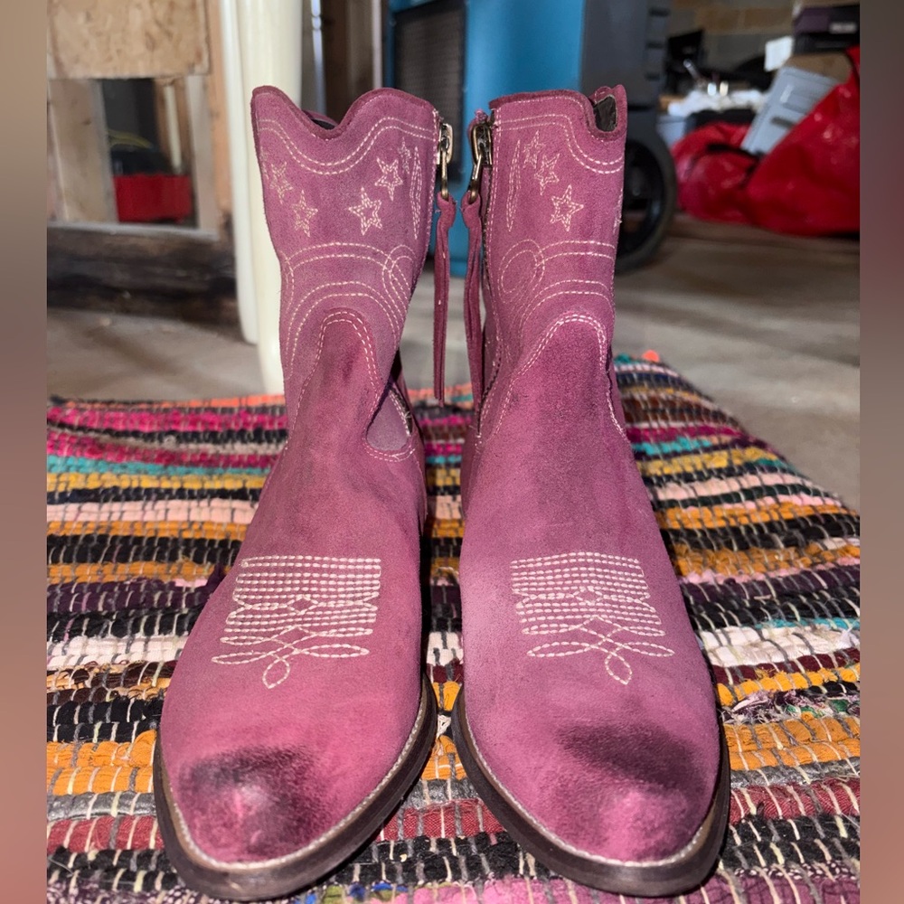 Sundance Boutique 9 Jolisa Western Booties Red